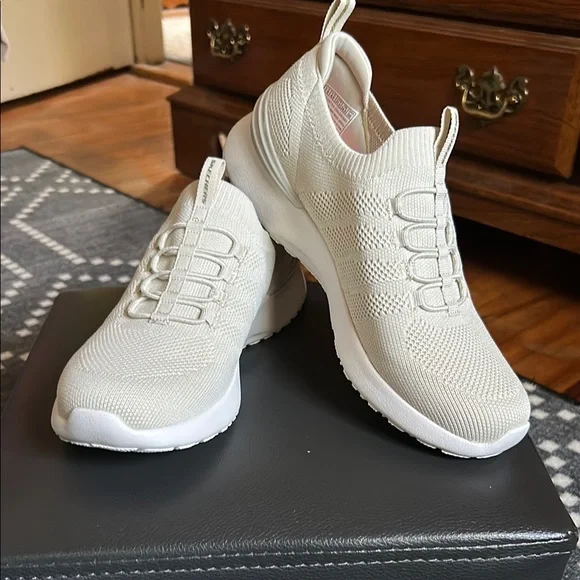 Skechers - Picture 1 of 4